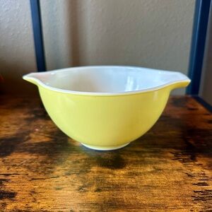 Pyrex Yellow 441  1.5 pint Cinderella Mixing Bowl